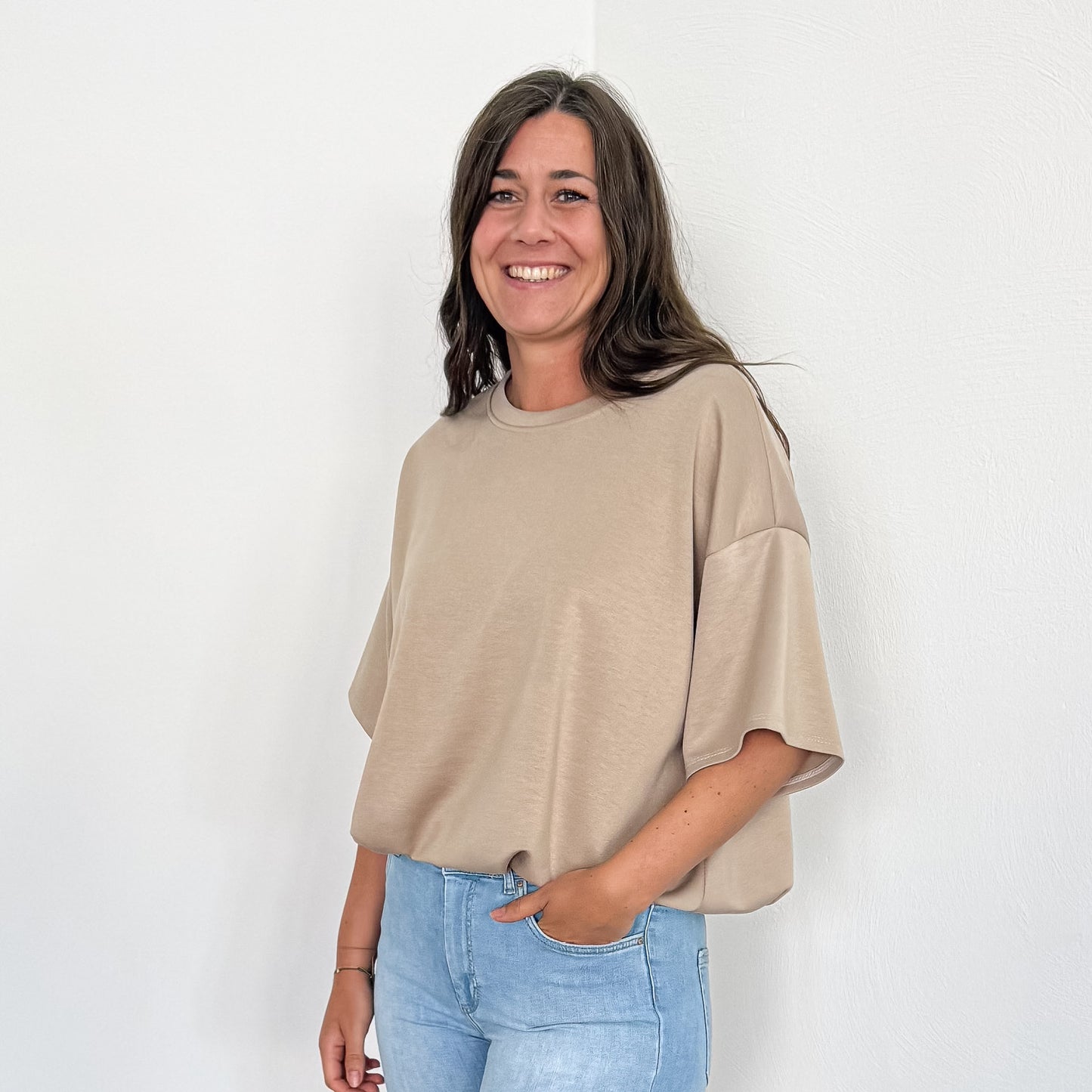 Cropped-Shirt Daphne