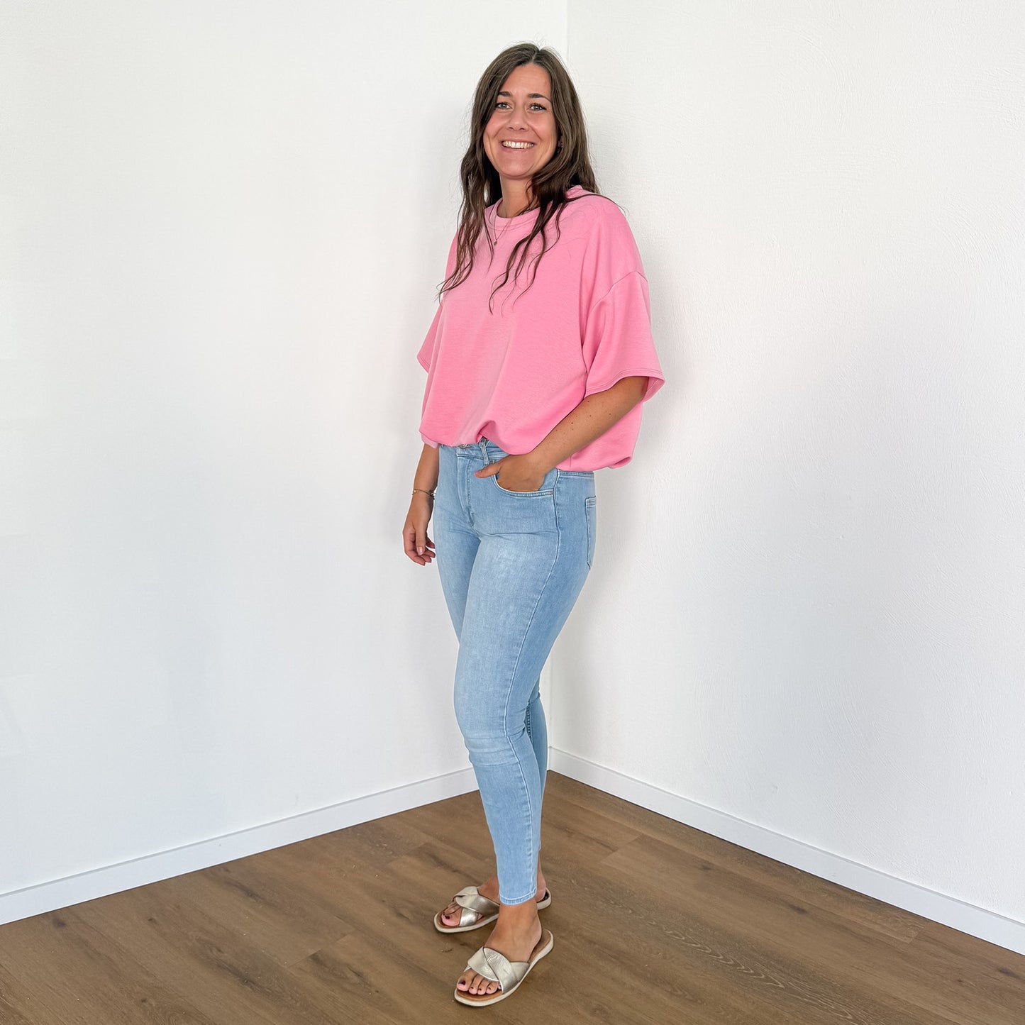 Cropped-Shirt Daphne